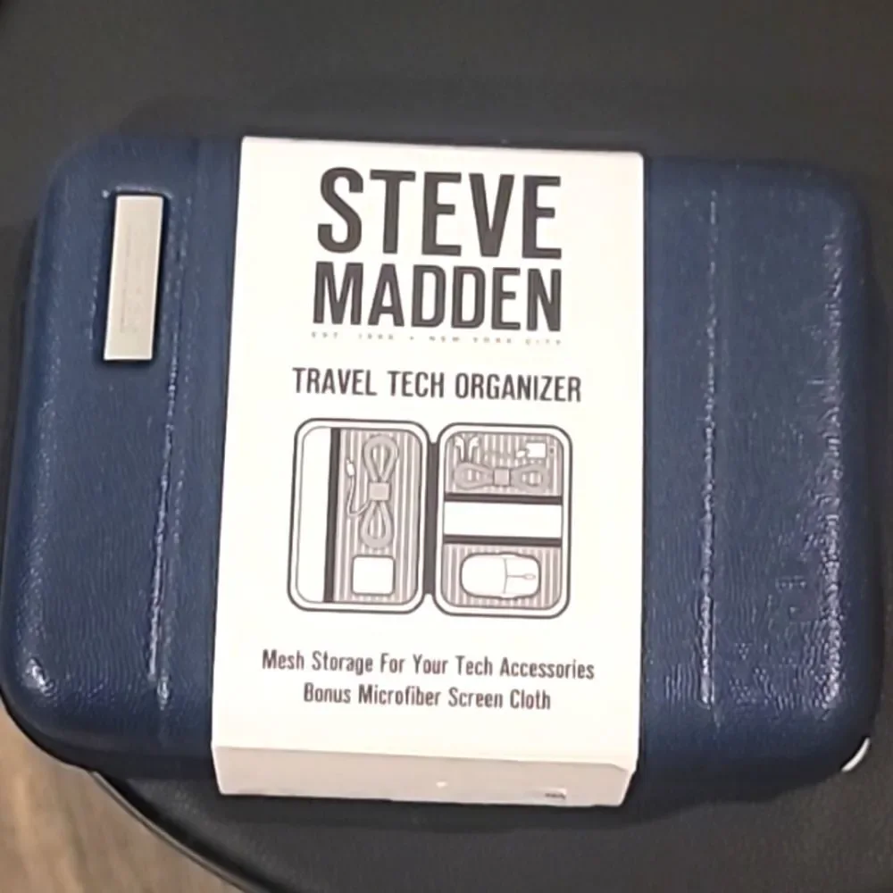 Steve Madden Hard Shell Travel Tech Organizer w/Microfiber Cloth